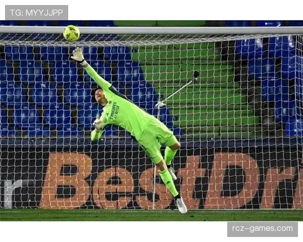 库尔图瓦身披皇马1号球衣表现稳健 库尔图瓦身披皇马1号球衣表现稳健